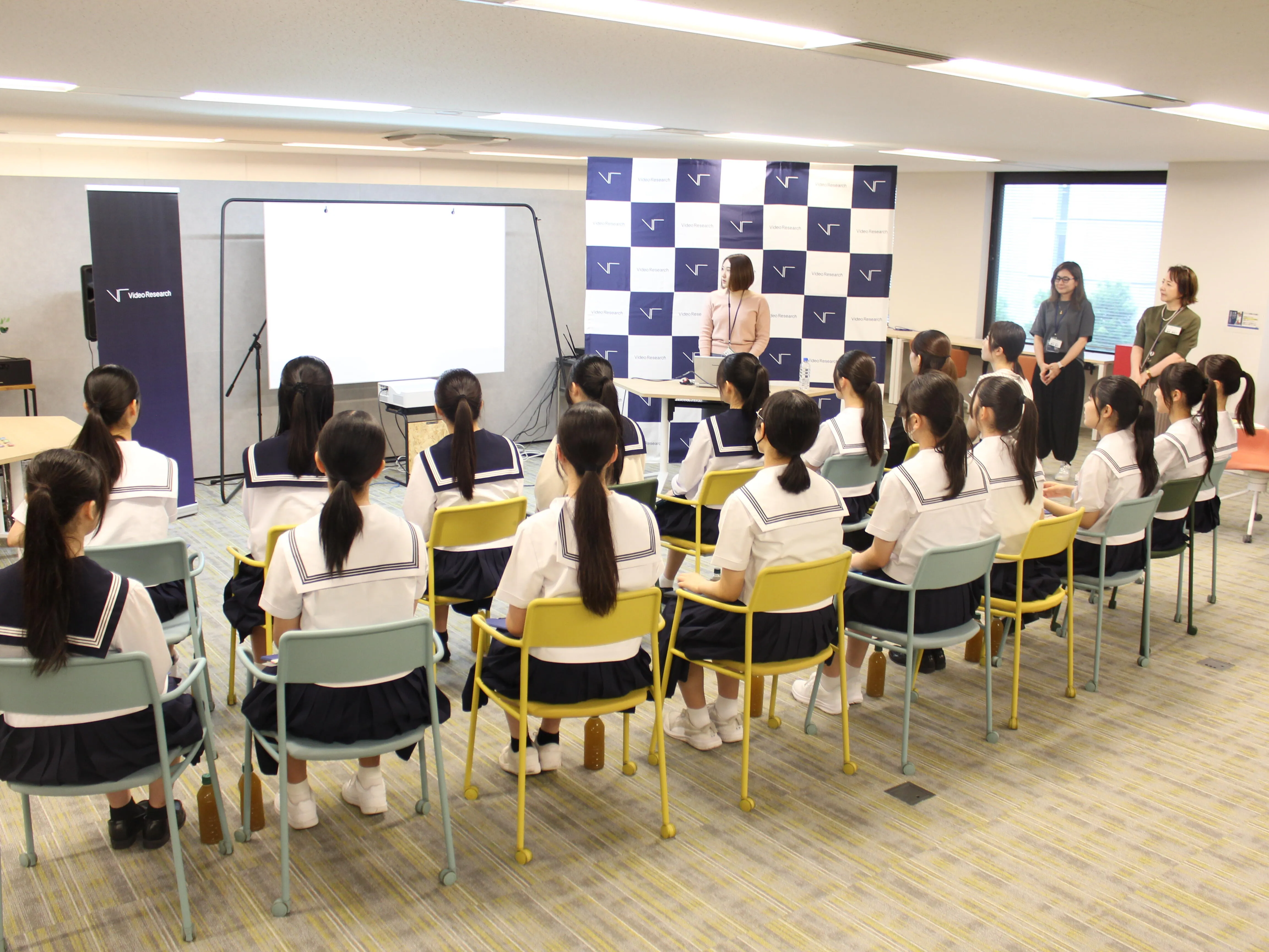 鹿児島県立甲南高等学校の2年生を対象に、統計学習をテーマとした職場体験学習「視聴率調査について~統計データはどう活かされている?~」を開催